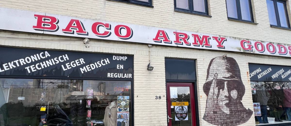 Saved Souls-plakat hos Baco Army Goods IJmuiden, foto