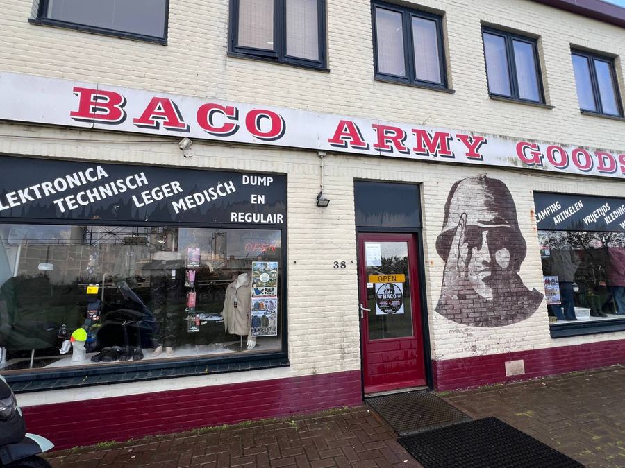 Saved Souls-plakat hos Baco Army Goods IJmuiden, foto 3